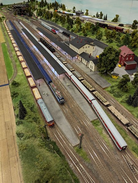 Historische und moderne Züge kreuzen sich im Hauptbahnhof Leinefelde.